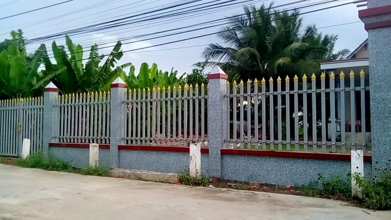 Additional iron fence with sharp triangle protects the house at level 4