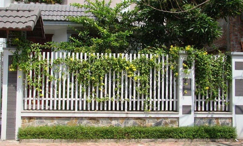 Model of white horizontal iron fence for luxury villas