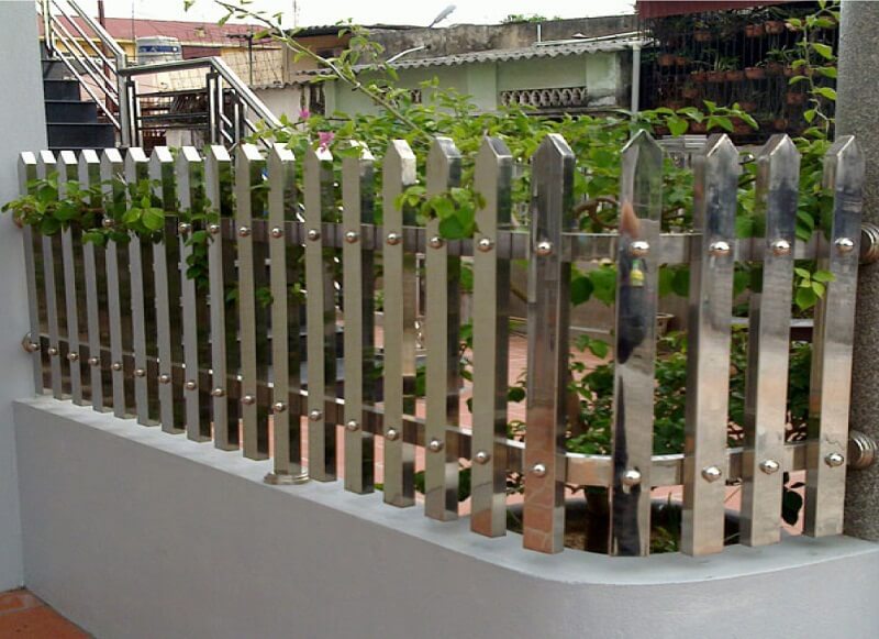 Strong and durable large bar stainless steel fence