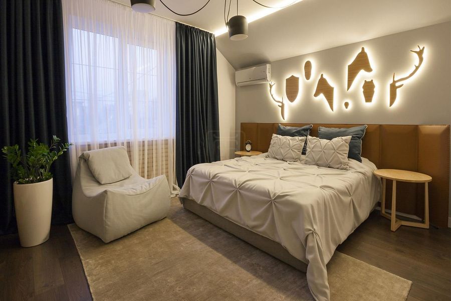 Sử dụng những chi tiết đơn giản kết hợp với hệ thống đèn led chiếu sáng cũng rất ấn tượng cho bức tường đầu giường phòng ngủ.