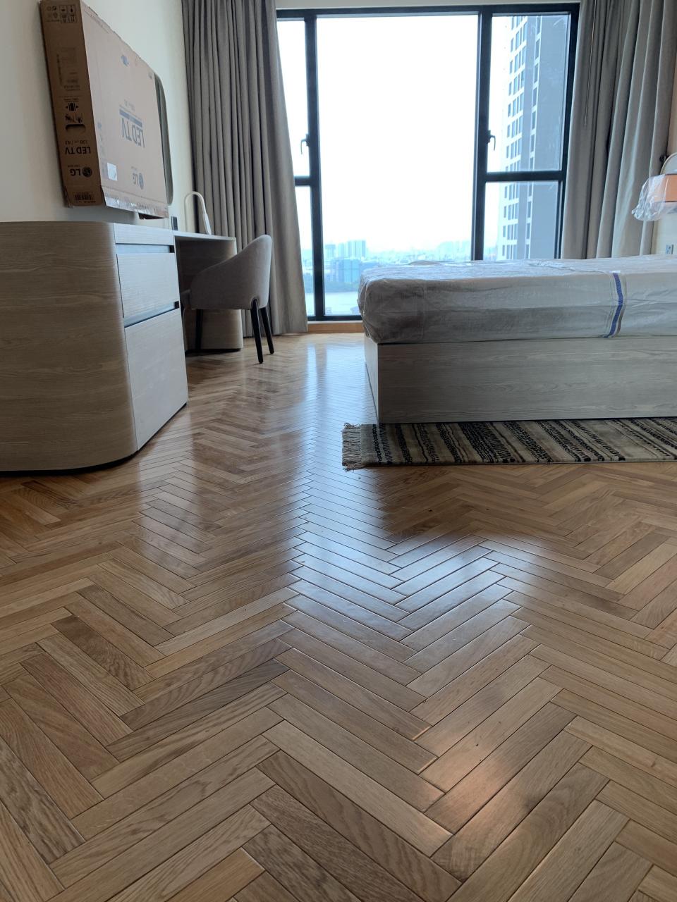 Sử dụng sàn gỗ thông phòng có tốt không?