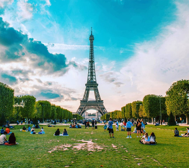 Tháp Eiffel mở cửa trở lại sau 3 tháng bị phong tỏa vì COVID-19 | VTV.VN